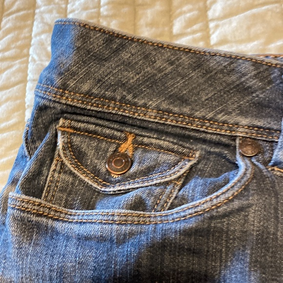 Women’s jean capris. 12P. Medium wash. - Picture 4 of 6